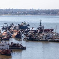 navires abandonnes 06/09/2018 - Cimetière de navire dans le port de Montevideo. Pollution ? A bit of a worry this broken ship yard in the middle of town - doesn't look as if...